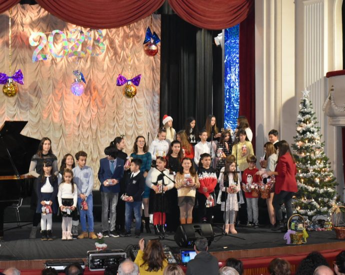 koleden koncert 1612221 1 В Ловеч деца от вокална формация "Пееща дъга" и децата от Музикалната школа при Ловчанско читалище „Наука-1870 г.“ изнесоха Коледен концерт