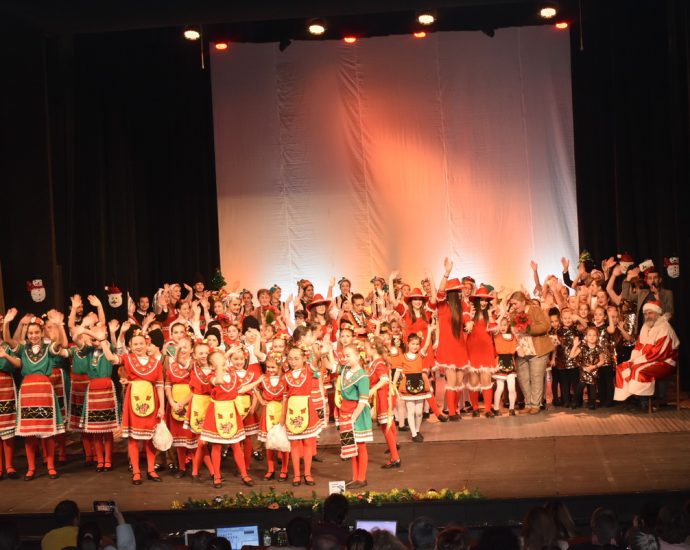 koleden koncert lovech 201222111 Коледен концерт изнесоха талантите от НЧ "Бяла Анаста - 2016" в Ловеч