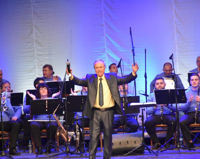 koleden koncert lovech 23122213 Голям коледен концерт на Общински духов оркестър със специалното участие на известния поп певец Христо Кидиков