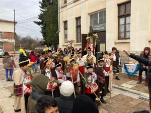 koleduvane aleksandrovo 1412221 7 Доброволци от БЧК зарадваха малчуганите от с. Александрово на празника им Коледуване
