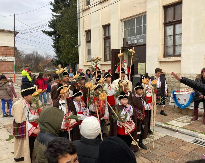 koleduvane aleksandrovo 1412221 7 Доброволци от БЧК зарадваха малчуганите от с. Александрово на празника им Коледуване