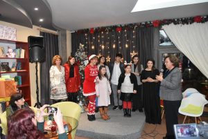 koncert rosi 21122217 Концерт „Коледно чудо“ се състоя в Арт-кафе-книжарница „Случвам чудеса при Роси“ в Ловеч