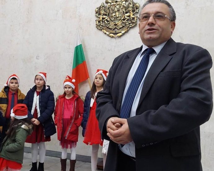 oblast bazar 1212221 3 Още в първия ден на изложбата базар „Талантите в администрацията“ бяха изкупени много от творбите