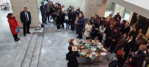 oblast bazar 1212221 4 Още в първия ден на изложбата базар „Талантите в администрацията“ бяха изкупени много от творбите