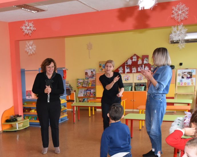 podaraci deca 1512221 9 Община Ловеч е осигурила подаръци за над 1 000 деца в детските градини и ясли в града