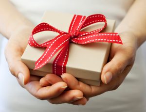podari na nepoznat 291222 1 Благотворителната коледна кампания в Троян „Подари на непознат“ е финализирана успешно. 99 дарители се включиха в инициативата