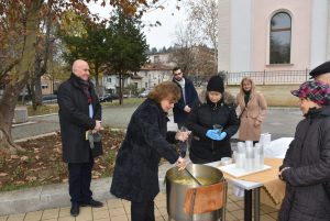 ribena nikulden lovech 612221 Благотворително в Ловеч бяха раздадени 120 порции рибена чорба по повод празника  Никулден
