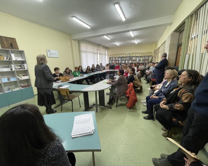 sreshta ou 1512221 1 Областният управител откри дискусионен форум на РУО за взаимодействието на детски и учебни заведения с родителите