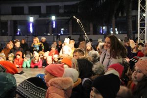 teteven elha 512221 7 Д-р Мадлена Бояджиева запали светлините на коледната елха в Тетевен