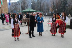 teteven ploshtad 1812221 На 17 декември в гр. Тетевен официално бе открит обновеният централен градски площад „Сава Младенов“