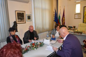 zaem ob shtina 2212221 Община Ловеч отпусна безлихвен заем на СУ „Св. Климент Охридски“ Община Ловеч отпусна безлихвен заем на СУ „Св. Климент Охридски“ в размер на 69 900 лева с цел покриване на разходи за заплати и отопление