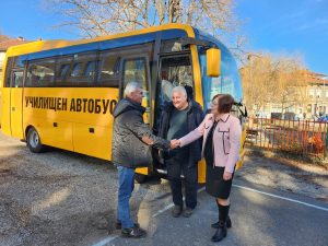 avtobus troyan 301231 2 ЧИСТО НОВ АВТОБУС ЩЕ ПРЕВОЗВА УЧЕНИЦИТЕ ОТ СЕЛАТА ЧЕРНИ ОСЪМ И ОРЕШАК ДО ТРОЯНСКИТЕ УЧИЛИЩА