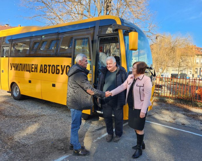 avtobus troyan 301231 2 ЧИСТО НОВ АВТОБУС ЩЕ ПРЕВОЗВА УЧЕНИЦИТЕ ОТ СЕЛАТА ЧЕРНИ ОСЪМ И ОРЕШАК ДО ТРОЯНСКИТЕ УЧИЛИЩА