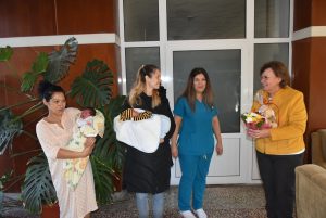 bebeta lovech 301231 2 С подаръци кметът на Община Ловеч Корнелия Маринова посети майките  на бебетата, родени на предела към Новата 2023 година
