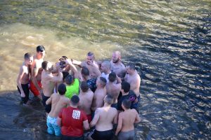 bogoiavlenie krast 60123138 19-годишният ловчалия Павел Георгиев извади Богоявленският кръст от тихите води на река Осъм