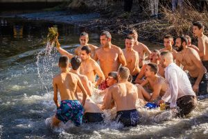 bogoiavlenie troyan 6012315 20-годишния Христо Петков хвана кръста в Троян