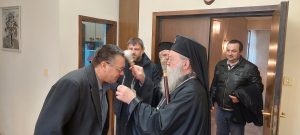 bogoiavlenska voda 1701231 3 С осветена богоявленска вода поръси днес служителите на областната администрация и офисите им Ловчанският митрополит Гавриил