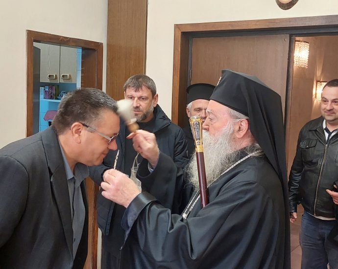 bogoiavlenska voda 1701231 3 С осветена богоявленска вода поръси днес служителите на областната администрация и офисите им Ловчанският митрополит Гавриил