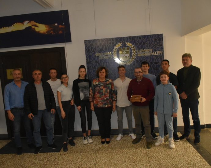 gramoti klubove 1901231 5 Кметът на Община Ловеч Корнелия Маринова отличи със специална грамота за високи спортни постижения пет местни клуба