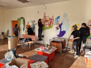 red cross art 1401231 1 АРТ КЛУБ „УСМИВКА“ КЪМ ППМГ-ЛОВЕЧ И БЧК-ЛОВЕЧ ПОДКРЕПИХА ТЕАТРАЛНАТА РАБОТИЛНИЦА НА СУ „ТОДОР КИРКОВ“
