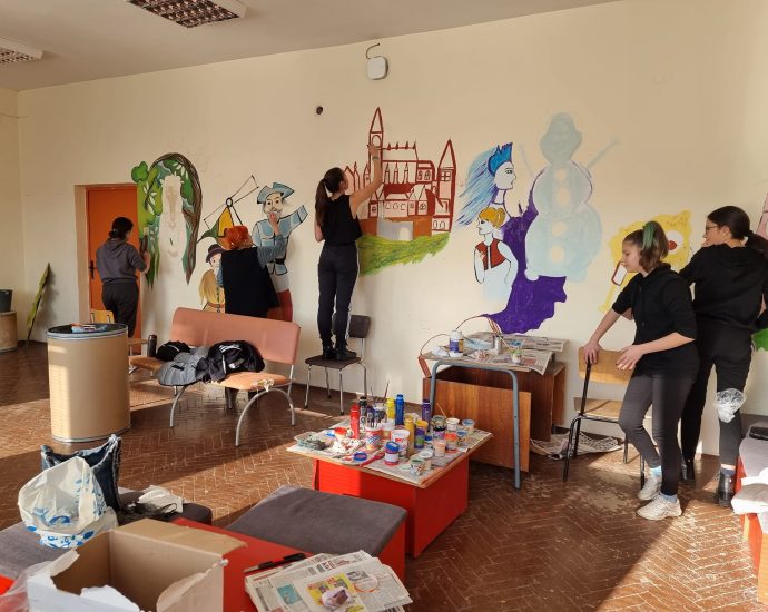 red cross art 1401231 1 АРТ КЛУБ „УСМИВКА“ КЪМ ППМГ-ЛОВЕЧ И БЧК-ЛОВЕЧ ПОДКРЕПИХА ТЕАТРАЛНАТА РАБОТИЛНИЦА НА СУ „ТОДОР КИРКОВ“