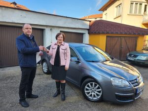 ru troyan kola 401231 Кметът на Троян Донка Михайлова връчи ключовете на лек автомобил „Фолксваген Джета“ на началника на РУ на МВР - Троян, гл. инспектор Ивайло Славков