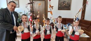survakari ou 301231 2 В първия работен ден на новата година областният управител инж. Светослав Славчев посрещна малките сурвакари от детска градина „Зора“