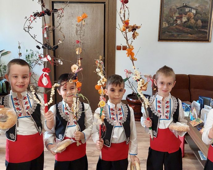 survakari ou 301231 2 В първия работен ден на новата година областният управител инж. Светослав Славчев посрещна малките сурвакари от детска градина „Зора“