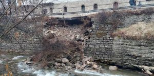 svlachishte troyan 1201233 След пропадане тази нощ в района на Троянския манастир на част от подпорната стена, пътят Орешак-Черни Осъм е компрометиран
