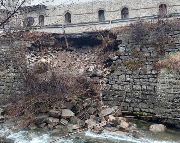 svlachishte troyan 1201233 След пропадане тази нощ в района на Троянския манастир на част от подпорната стена, пътят Орешак-Черни Осъм е компрометиран