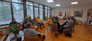 troyan sreshta 2201231 1 По инициатива на кметовете на селата Орешак и Черни Осъм в Троян се проведе среща във връзка с укрепването на компрометирания участък от пътя Троян – Черни Осъм