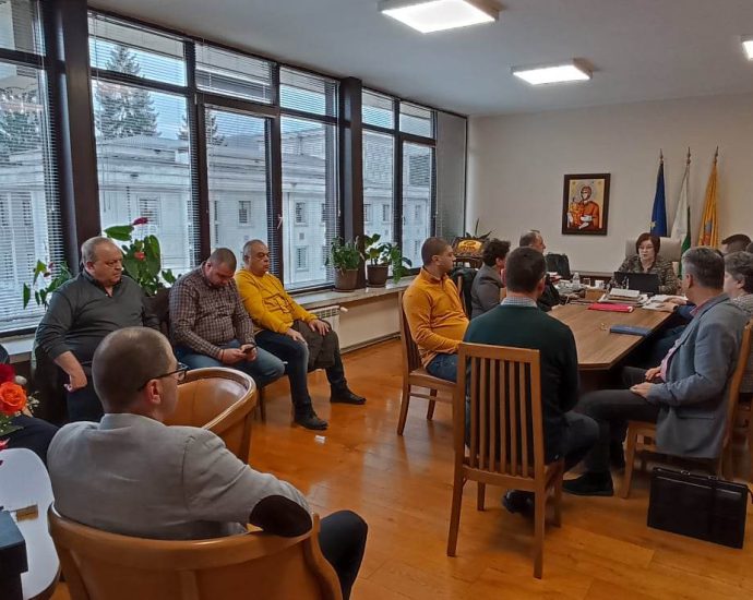 troyan sreshta 2201231 1 По инициатива на кметовете на селата Орешак и Черни Осъм в Троян се проведе среща във връзка с укрепването на компрометирания участък от пътя Троян – Черни Осъм