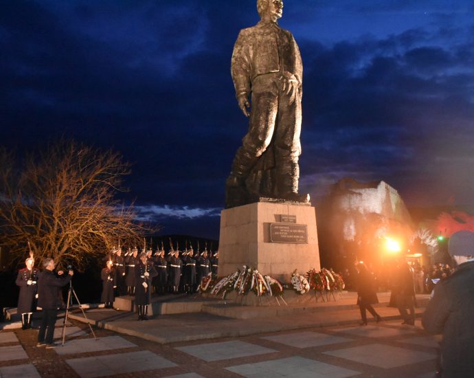 ceremonia levski 1802231 7 Възпоменателна церемония с военен ритуал се проведе на 18 февруари вечерта пред паметника на Васил Левски в Ловеч