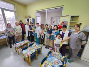 darenie knigi dobrodan 1502231 8 Служители от общинска администрация - Троян дариха книги на хората хората от дом „Св. Димитър“ и за потребителите на „Комплекс за социални услуги“ – с. Дълбок дол