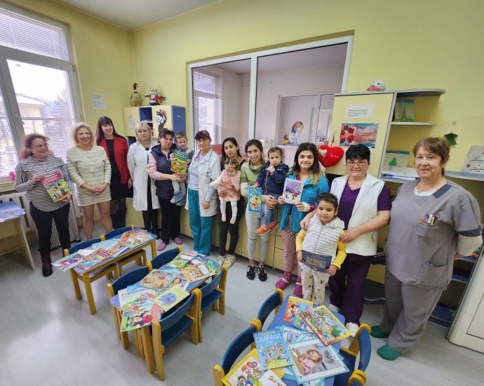 darenie knigi dobrodan 1502231 8 Служители от общинска администрация - Троян дариха книги на хората хората от дом „Св. Димитър“ и за потребителите на „Комплекс за социални услуги“ – с. Дълбок дол