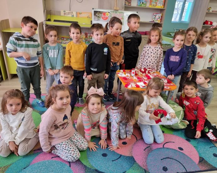 deca slanchice 702231 4 Работилница за мартеници бе организирана в Детска градина „Зора“ в Ловеч