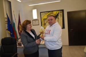 nagrada kmet 202231 Кметът на Община Ловеч Корнелия Маринова получи специална купа от Българската федерация по автомобилен спорт (БФАС) с мотив за особен принос за развитие на българския автомобилен спорт