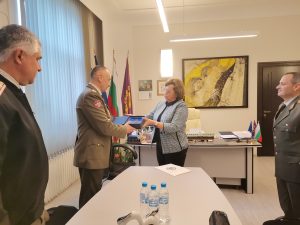 plaket gvardeici 1902231 1 Специалният плакет на Община  Ловеч с образа на Васил Левски получи вчера командирът на Национална гвардейска част полк. Кънчо Иванов