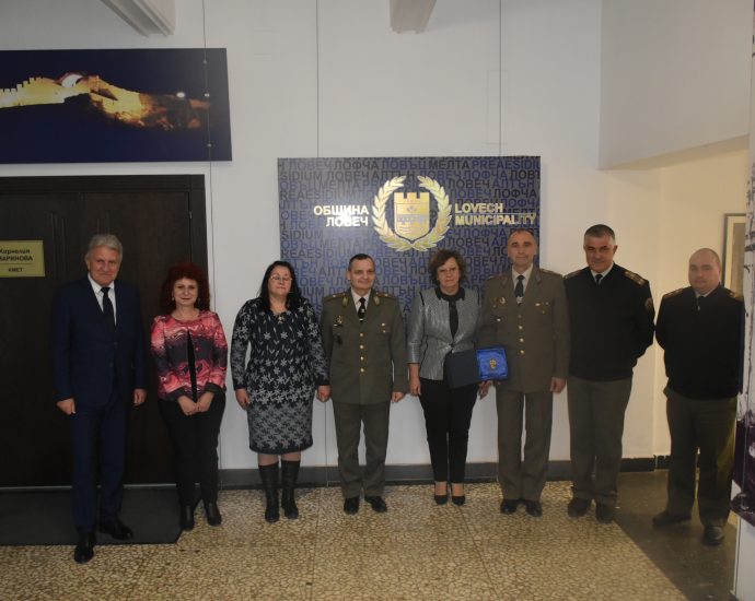 plaket gvardeici 1902231 2 Специалният плакет на Община  Ловеч с образа на Васил Левски получи вчера командирът на Национална гвардейска част полк. Кънчо Иванов