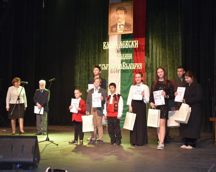 recital nagradi 2102231 2 Кметът на Ловеч към участниците в конкурса-рецитал за Левски: Вие сте бъдещето на България