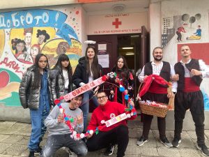 red cross valentyinki 1402231 9 ДОБРОВОЛЦИ БМЧК ЗАРАЗИХА С УСМИВКИ ГРАЖДАНИТЕ И УЧЕНИЦИТЕ ОБЛАСТТА С ПОДАРЪЧЕТА ЗА СВЕТИ ВАЛЕНТИН