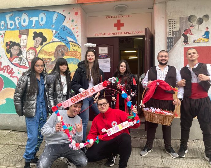 red cross valentyinki 1402231 9 ДОБРОВОЛЦИ БМЧК ЗАРАЗИХА С УСМИВКИ ГРАЖДАНИТЕ И УЧЕНИЦИТЕ ОБЛАСТТА С ПОДАРЪЧЕТА ЗА СВЕТИ ВАЛЕНТИН