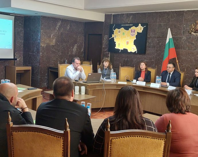 seminar ou 2302231 От МТСП поздравиха областна администрация – Ловеч, за активната социална отговорност