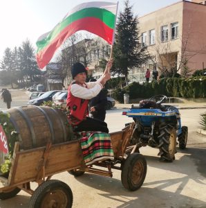 slatina vino 1402231 2 С парад на винопроизводителите и зарязване на лозето на стопаните Тошко и Юлия в ловешкото село Слатина отбелязаха Трифон  Зарезан