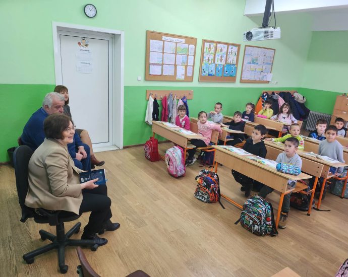 troyan rprikazki 2702231jpg 4 В Деня на европейските автори кметът на община Троян – Донка Михайлова влезе в ролята на приказен разказвач пред най-малките ученици в Троян