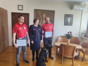 troyan spasiteli 16022231 4 Кметът на община Троян награди с медал кучето-спасител и с почетни грамоти тримата троянски спасители, участвали в операцията по спасяването на хора след земетресението в Турция