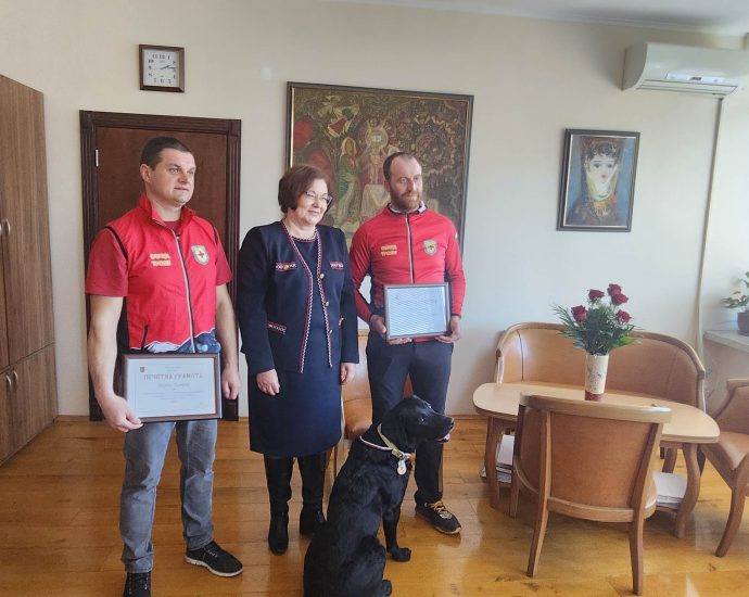 troyan spasiteli 16022231 4 Кметът на община Троян награди с медал кучето-спасител и с почетни грамоти тримата троянски спасители, участвали в операцията по спасяването на хора след земетресението в Турция