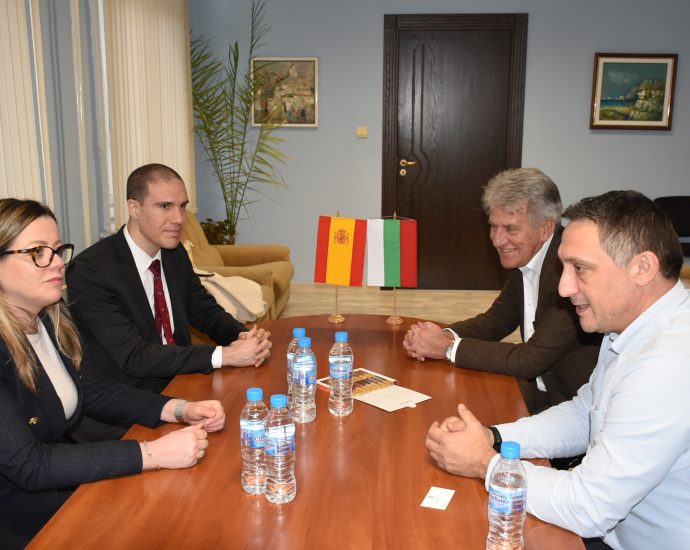 espana lovech 1603231 2 Първият секретар на  Посолството на Испания в България Мигел Ейне пристигна в Ловеч за откриване на изложбата за Магелан