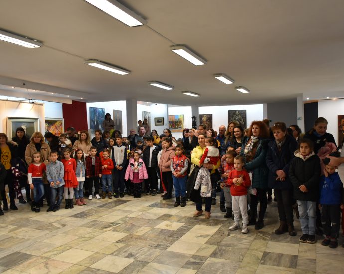 izlojba martenici 203231 4 Традиционната изложба на мартеници бе открита на 1 март 2023 г. вечерта в  Художествена галерия “Проф. Теофан Сокеров“ - Ловеч