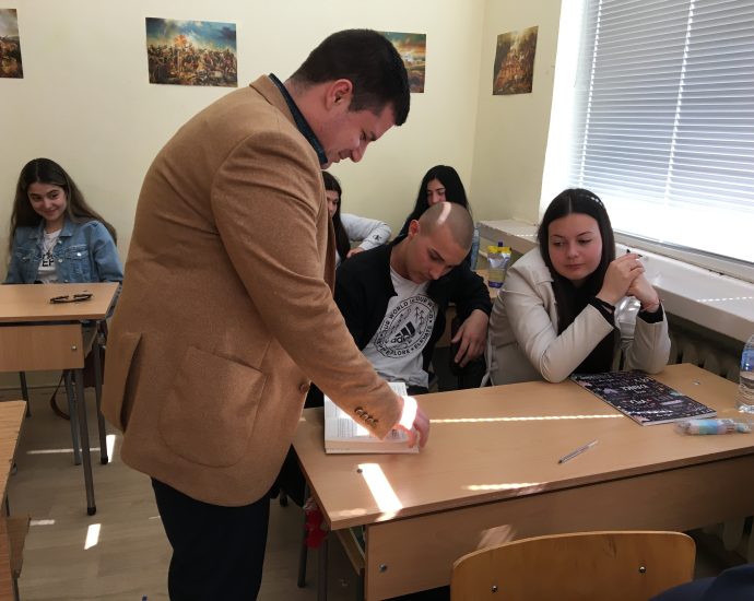 lekcia prokuratura 2403231 1 Лекция за пътно-транспортните произшествия се проведе в СУ „Тодор Кирков“ – Ловеч
